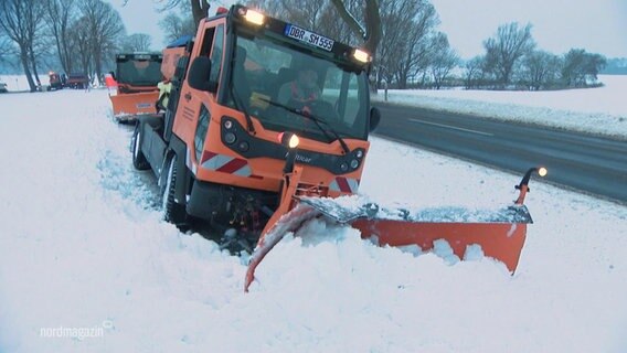 Ein Räumfahrzeug des Winterdienstes steckt in einem Graben fest. © Screenshot 