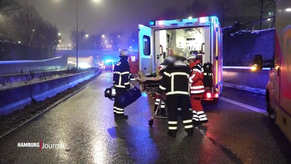 Einsatzkräfte an einer Unfallstelle in Hamburg. © Screenshot 