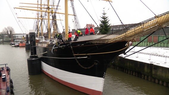 Die "Peking" mit einem neuen Anker. © Screenshot 