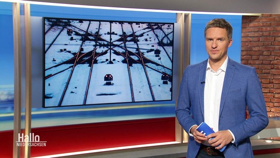 Moderator Arne-Torben Voigts steht im Studio. © Screenshot 