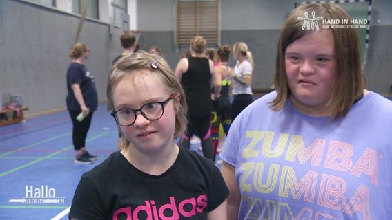 Zwei Jugendliche geben ein Interview in einer Sporthalle. © Screenshot 