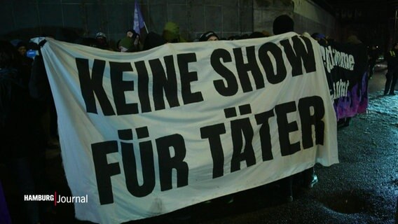 Ein Protestplakat mit der Aufschrift "Keine Show für Täter" am Rande eins Konzerts von Till Lindemann. © Screenshot 