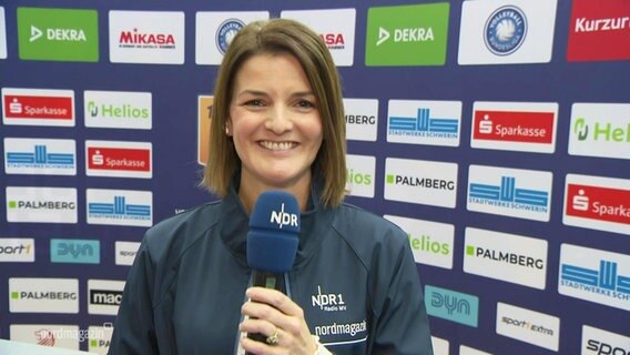 Frauke Rauner berichtet live über die Spendenaktion am Rande vom Volleyballspiel SSC Palmberg Schwerin gegen Dresden SC am 09.12.2023. © Screenshot 