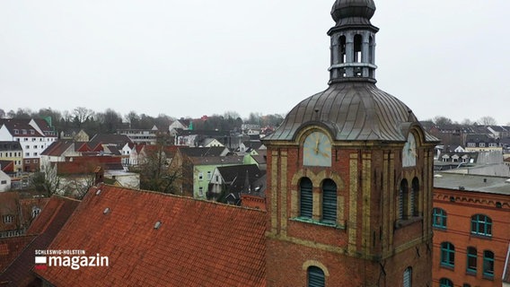 Der Turm der St. Johanniskirche in Flensburg ist zu sehen. © Screenshot 