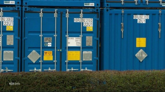 In blauen Containern befindet sich die Technik zum Speichern überschüssiger Windenergie. © Screenshot 