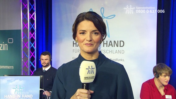 Frauke Rauner moderiert bei der Spendenaktion "Hand in Hand" im Funkhaus in Schwerin. © Screenshot 