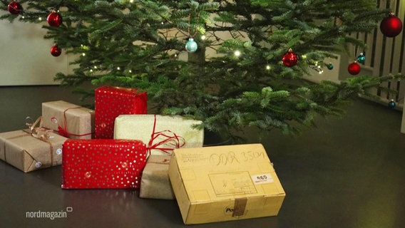 Pakete unter einem Weihnachtsbaum. © Screenshot 
