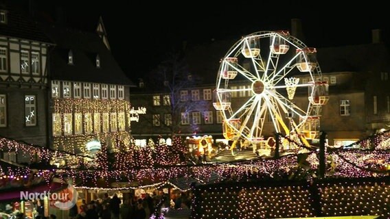 Ein Riesenrad steht auf dem Weihnachtsmarkt in Goslar. © Screenshot 