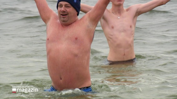 Zwei Männer baden an Neujahr im kalten Ostseewasser. © Screenshot 