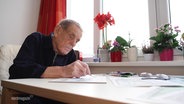 Der 95jährige Heinz Martin aus Wismar beim Zeichnen. © Screenshot 