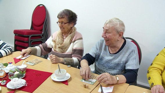 Zwei Seniorinnen sitzen an einem Tisch. © Screenshot 
