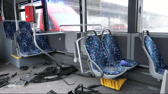 Das innere eines Busses in dem viele Trümmerteile liegen. © Screenshot 