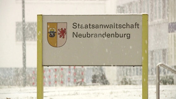 Ein Schild mit der Aufschrift Staatsanwaltschaft Neubrandenburg. © Screenshot 
