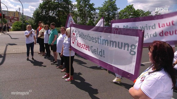 Eine Demo des Vereins "Pflege in Not". © Screenshot 