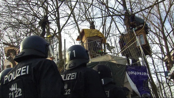 Polizistinnen räumen das Protestcamp "Tümpeltown". © Screenshot 
