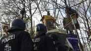 Polizistinnen räumen das Protestcamp "Tümpeltown". © Screenshot 