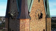 Fassadenkletterer überprüfen die Ziffernblätter am Schleswiger Dom. © Screenshot 
