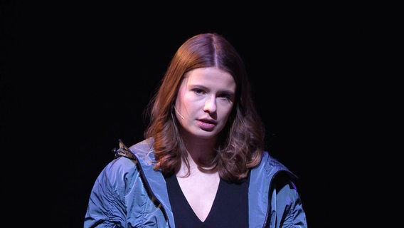 Klimaaktivistin Luisa Neubauer spricht bei der Eröffnung der Lessingtage 2024 im Thalia Theater. © Screenshot 