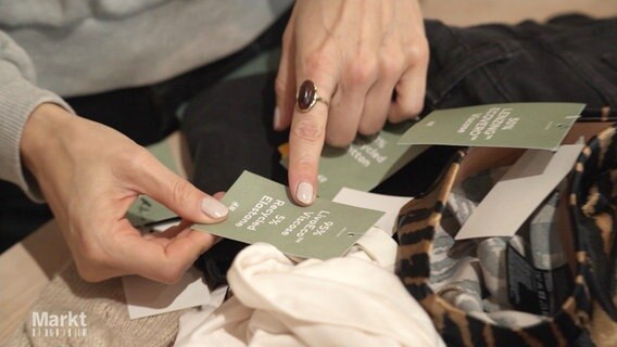 Grüne Etiketten suggerieren ökologische Vorteile von Kleidungsstücken © Screenshot 