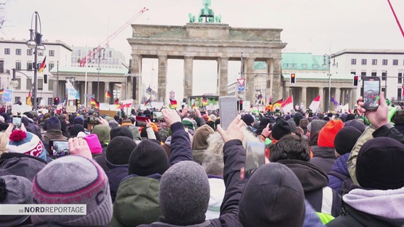 Landwirte bei Protesten vor dem Brandenburger Tor in Berlin . © Screenshot 