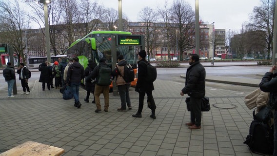 Reisende stehen vor einem Flixbus am Hamburger ZOB. © Screenshot 