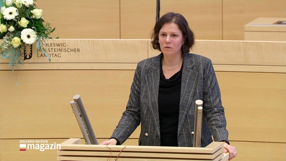 Die schleswig-holsteinische Landtagspräsidentin Kristina Herbst am Rednerpult im Landtag © Screenshot 