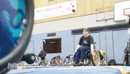 Eine Rollstuhlbasketballerin in einer Turnhalle. © Screenshot 