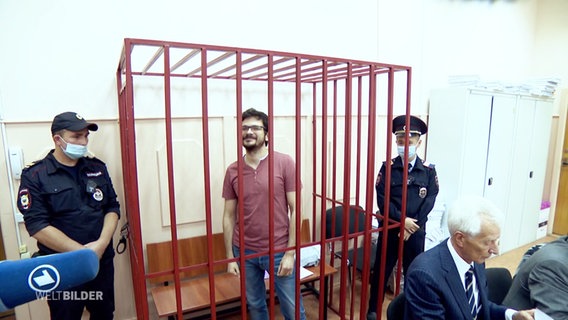 Ein Mann in einem Käfig in einem Gerichtssaal in Russland. © Screenshot 