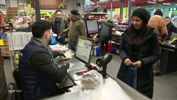 Eine Frau beim Einkauf an einer Supermarktkasse. © Screenshot 