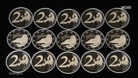 Mehrere neue Zwei-Euro-Münzen mit Rügener Kreidefelsen. © Screenshot 