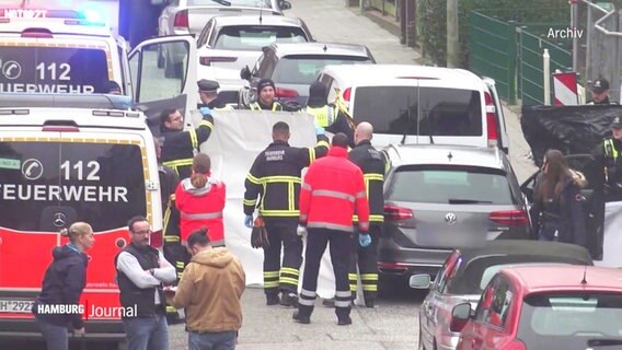 Polizei und Feuerwehr am Tatort. © Screenshot 