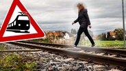 Realer Irrsinn: Illegaler Bahnübergang in Schweinsberg. (aus "extra 3 Spezial: Der reale Irrsinn vom 07.02.2024") © NDR 