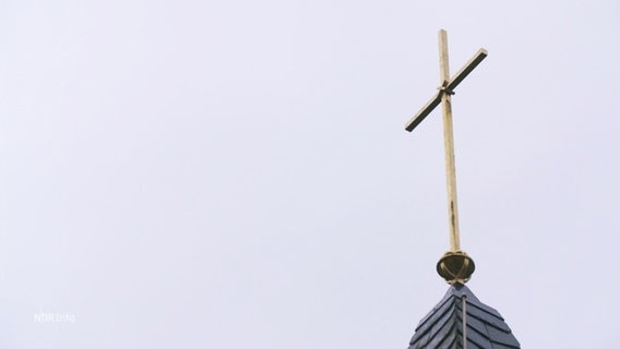 Kreuz auf einer Kirchenspitze © Screenshot 