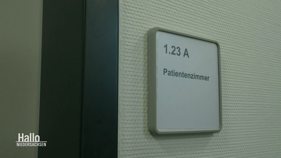 "Patientenzimmer" steht auf einem Schild. © Screenshot 