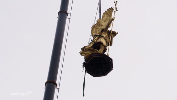 Engel und Kuppel des schweriner Schlosses werden restauriert. © Screenshot 