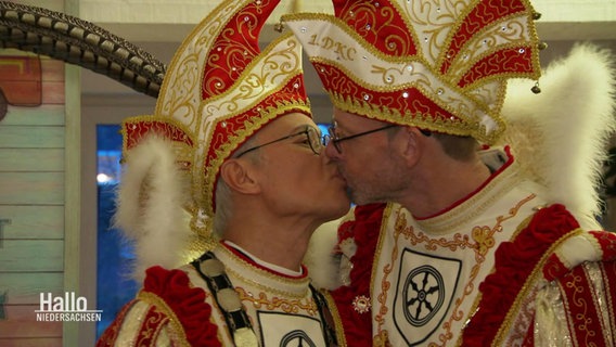 Zwei Stadtprinzen zum Karneval in Osnabrück geben sich ein Küsschen. © Screenshot 