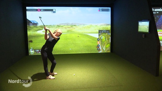 Frau in einer Indoor Golfhalle. © Screenshot 