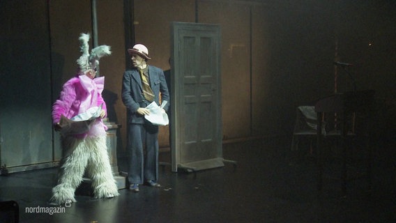 Bühnenszene mit einem Darsteller im Hasenkostüm. © Screenshot 