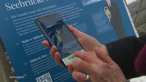 Eine Person nutzt den digitalen Erlebnispfad durch die Kaiserbäder, um mehr Informationen zu bestimmten Orten angezeigt zu bekommen. © Screenshot 