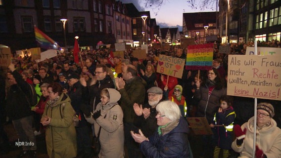 Demonstrierende Menschen in Wunstorf © Screenshot 