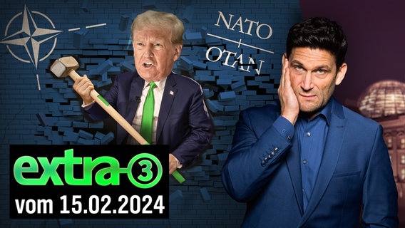 Donald Trump mit einem Vorschlaghammer durchbricht eine Mauer mit NATO-Logo. Daneben Christian Ehring. (extra 3 vom 15.02.2024 im Ersten) © NDR 