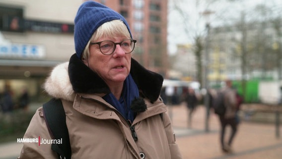 Eine ältere weibliche Person mit Brille und Mütze. © Screenshot 