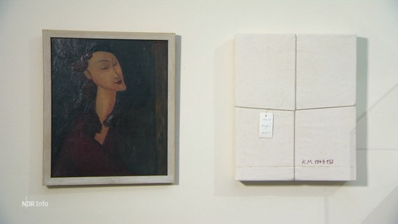 Das Bild des Frauenkopfs von Modigliani liegt neben einer Pappverpackung auf einem Tisch. © Screenshot 