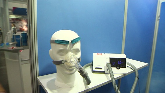 Ein Kopf aus Kunststoff, der eine Atemmaske trägt. © Screenshot 