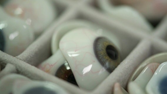Eine Augenprothese aus Glas. © Screenshot 