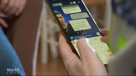 Jemand chattet auf seinem Smartphone mit einem Chatbot. © Screenshot 