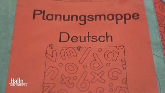 Eine rote Schulmappe moit der Aufschrift Planungsmatte Deutsch. © Screenshot 