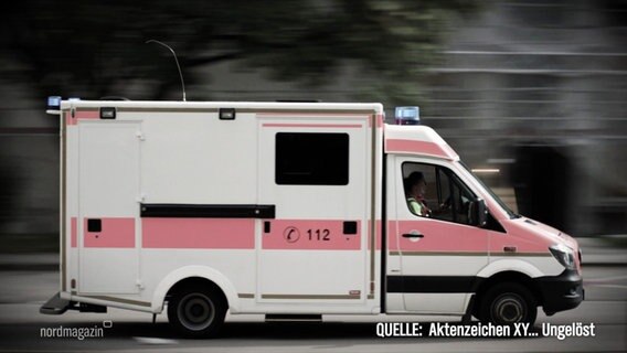 Ein Krankenwagen rast eine Straße entlang. Nachgestellte Szene aus Aktenzeichen XY. © Screenshot 