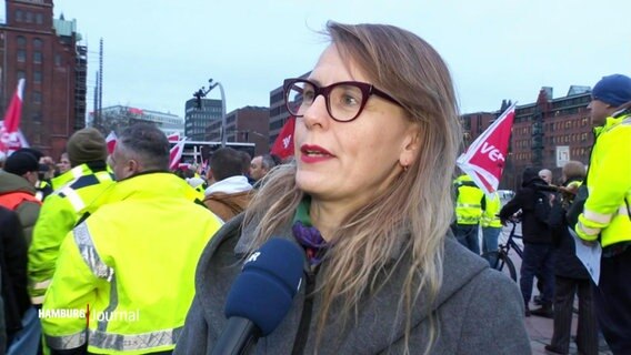 Eine Gewerkschafterin von ver.di im Gespräch mit NDR-Reporter Simon Ritter über den geplanten MSC Hafen-Deal. © Screenshot 