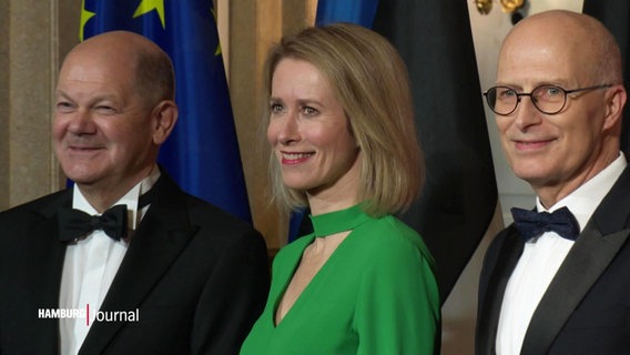 Kanzler Olaf Scholz, Estlands Premierministerin Kaja Kallas und Hamburgs Erster Bürgermeister Peter Tschentscher stehen nebeneinander. © Screenshot 
